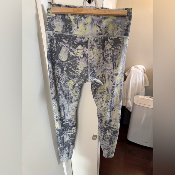 Women's Gray and White Patterned Leggings - Picture 3 of 12